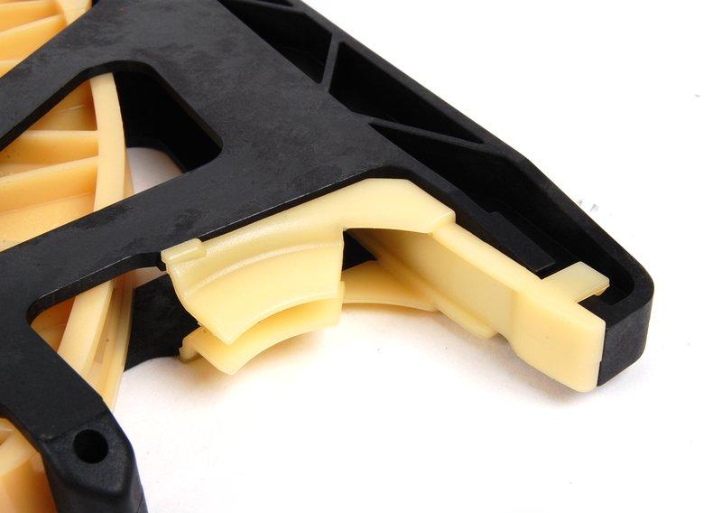 Планка натяжителя и направляющая цепи