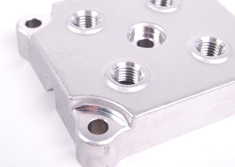 Крышка с резьбовыми отверстиями