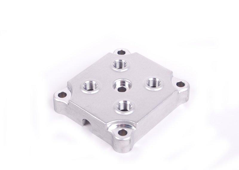 Крышка с резьбовыми отверстиями