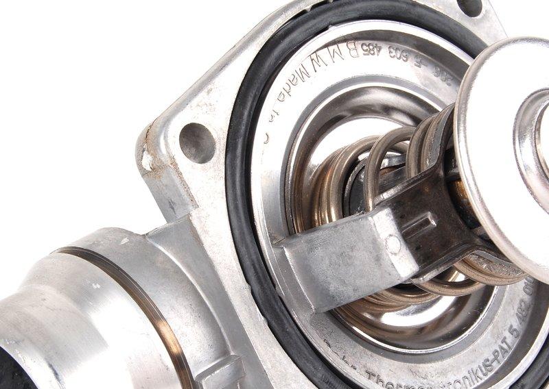 Соединительный патрубок с термостатом