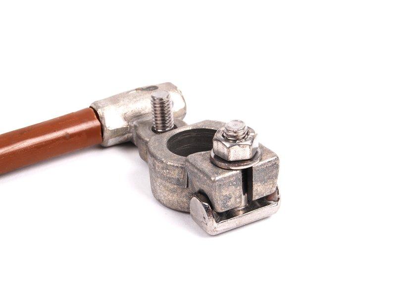 Минусовой провод аккумуляторной батареи