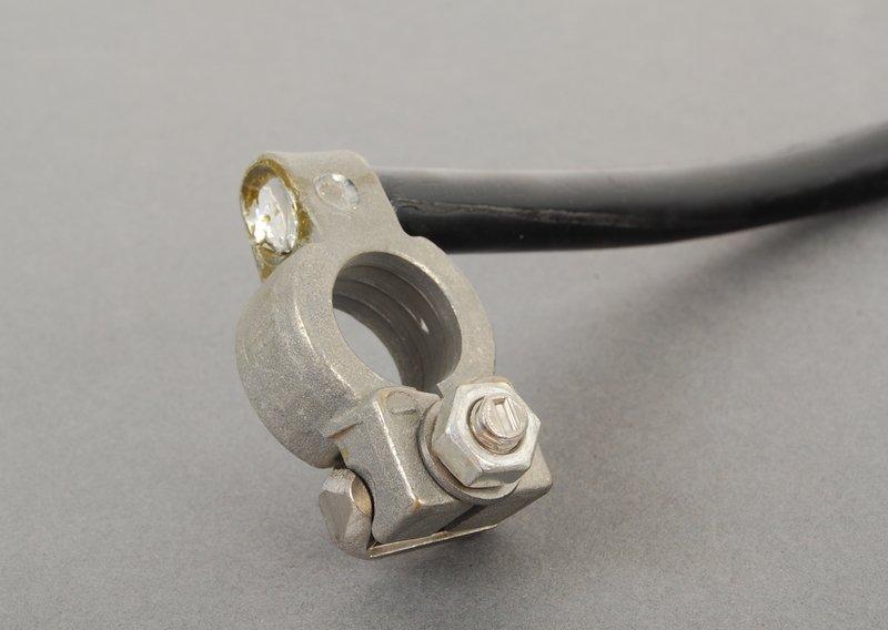 Минусовой провод аккумуляторной батареи