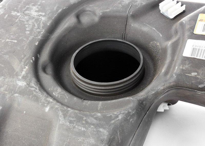 Пластм.топл.бак с трубой заливной горл.