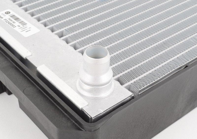 F8x радиатор в колесн нише R