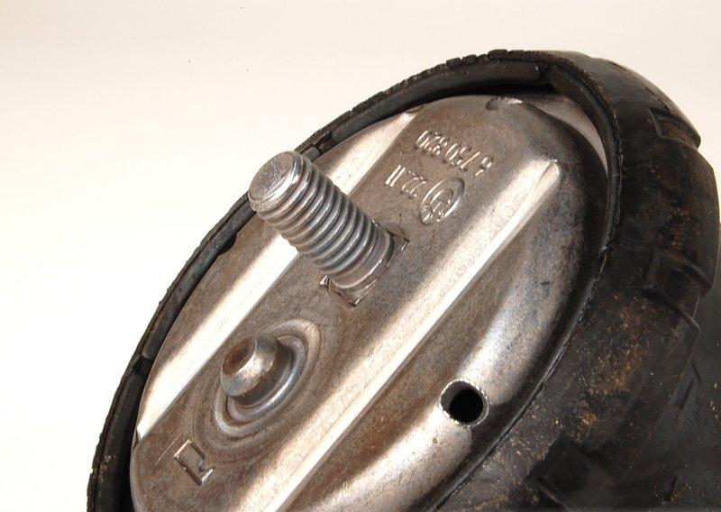 E38/E31 M70 опора двигателя