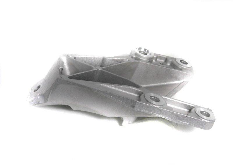 Несущий кронштейн двигателя Л