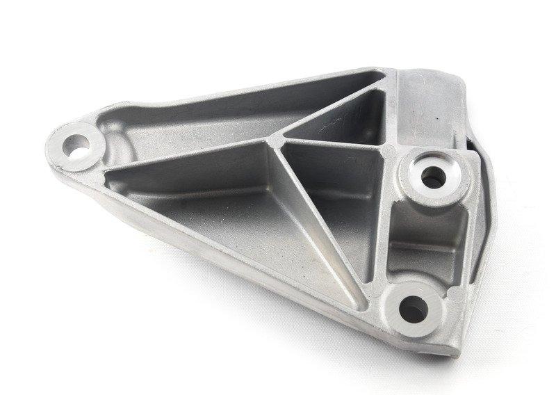 Несущий кронштейн двигателя Л