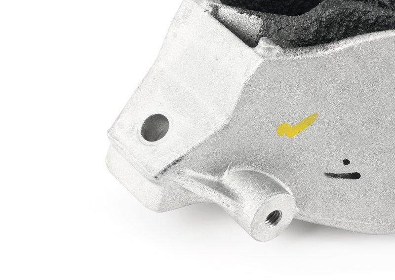 Несущий кронштейн двигателя Л