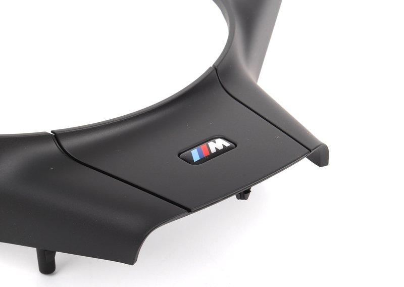 Декоративная вставка с винтами