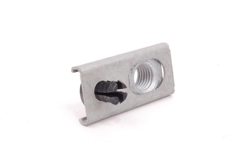 Гайка в держателе