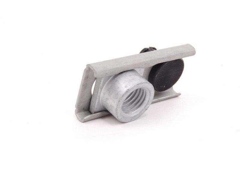 Гайка в держателе