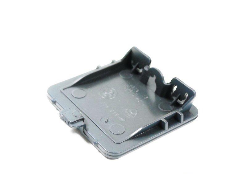 Крышка буксирной проушины загрунтов.