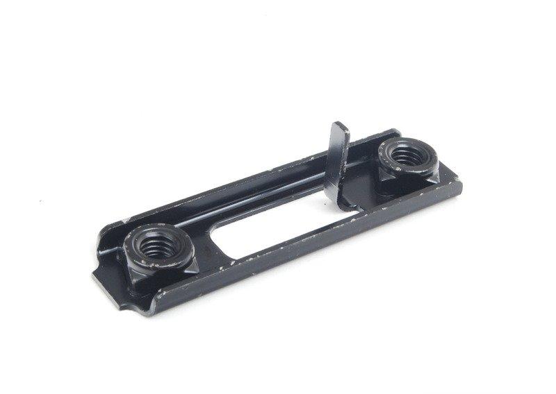 Пластина с резьбовым отверстием