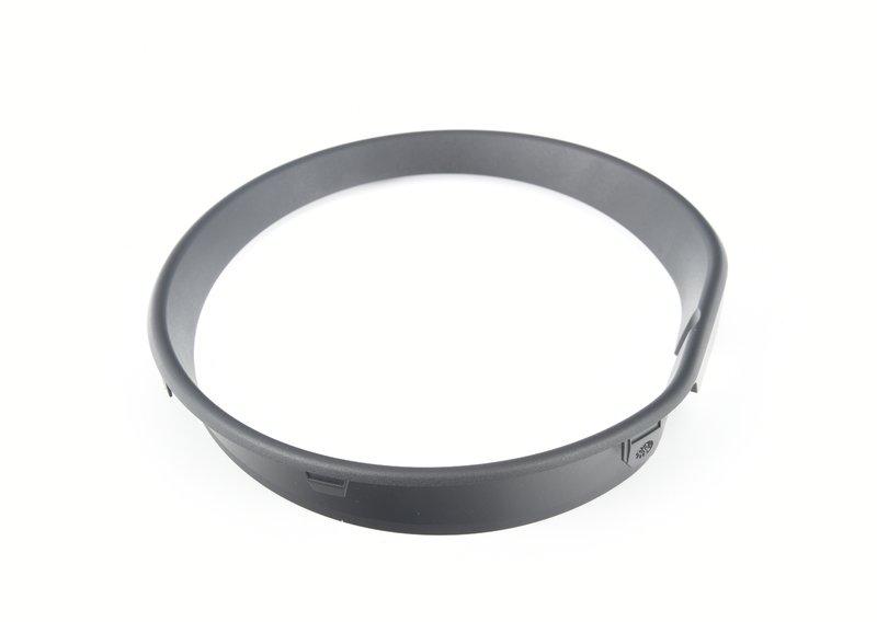 F60 Декоративное кольцо передней фары правой