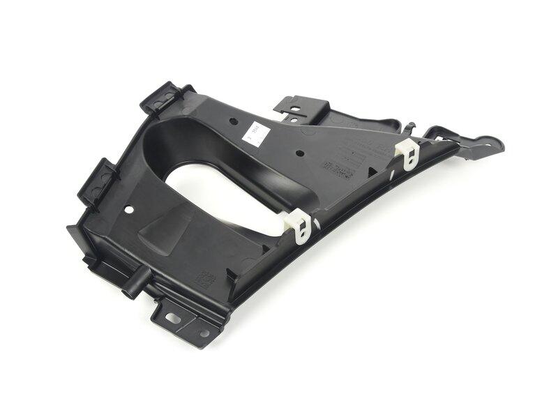 G05 крепление переднего бампера правое