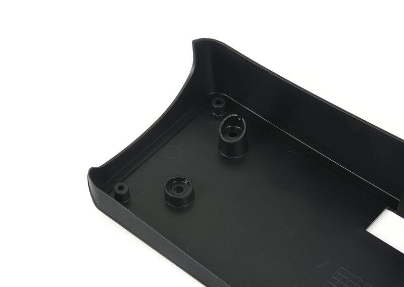 Табличка с номерным знаком впереди