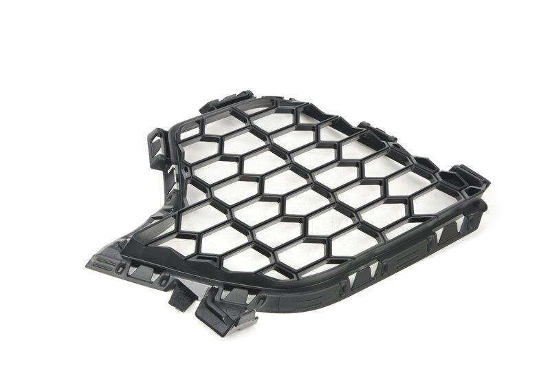 F96 решетка бампера правая