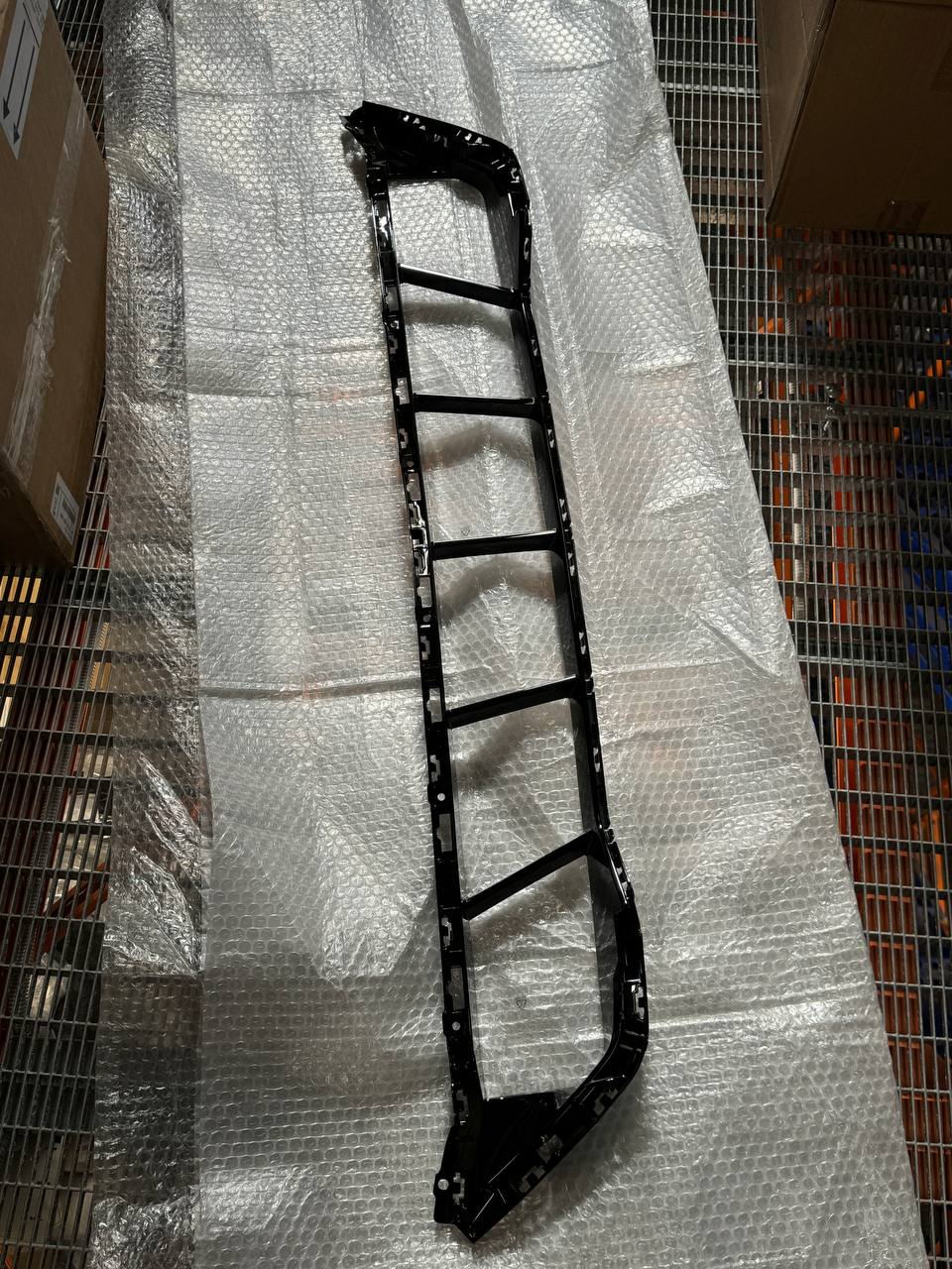51118084629 G60 центральная решетка переднего бампера M-tech BMW