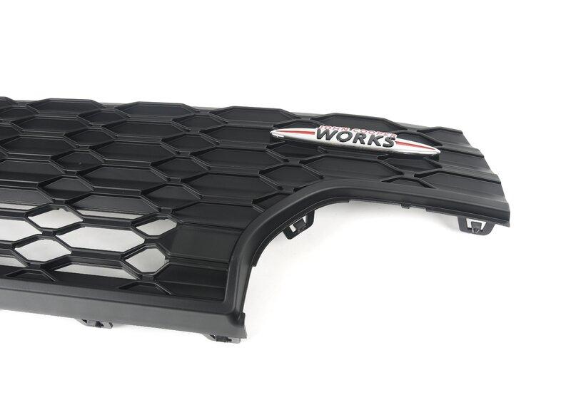 Решетка бампера спереди посередине