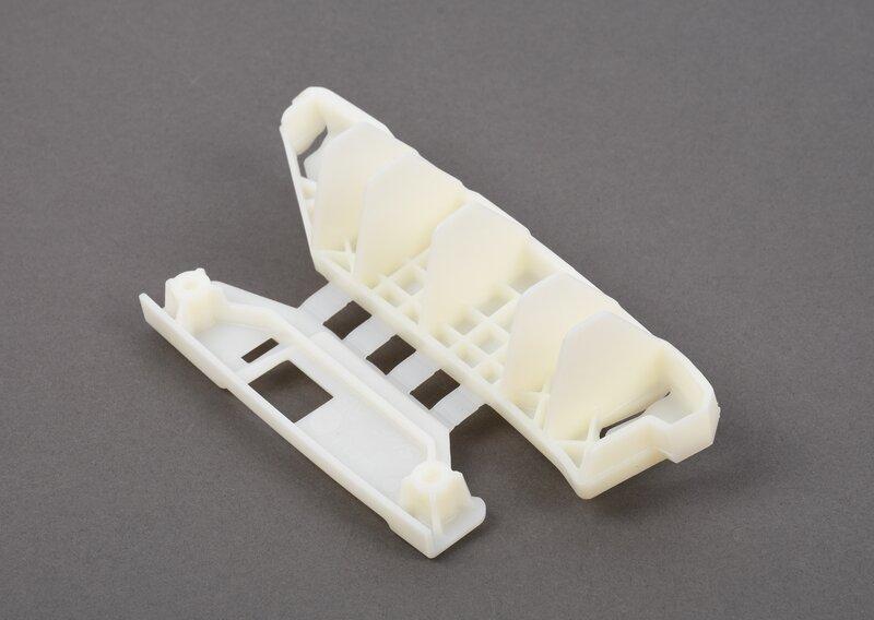 Направляющая бампера справа вверху