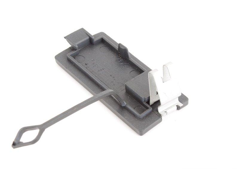 Крышка буксирной проушины загрунтов.