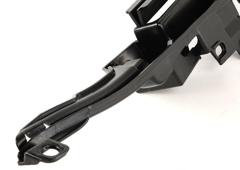 E46 направляющая правая заднего бампера