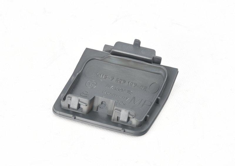 Крышка буксирной проушины загрунтов.