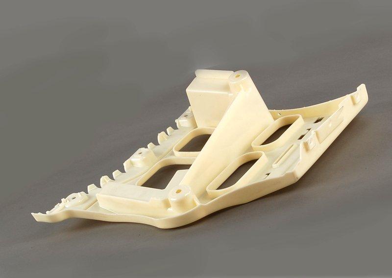 Боковая направляющая бампера Л