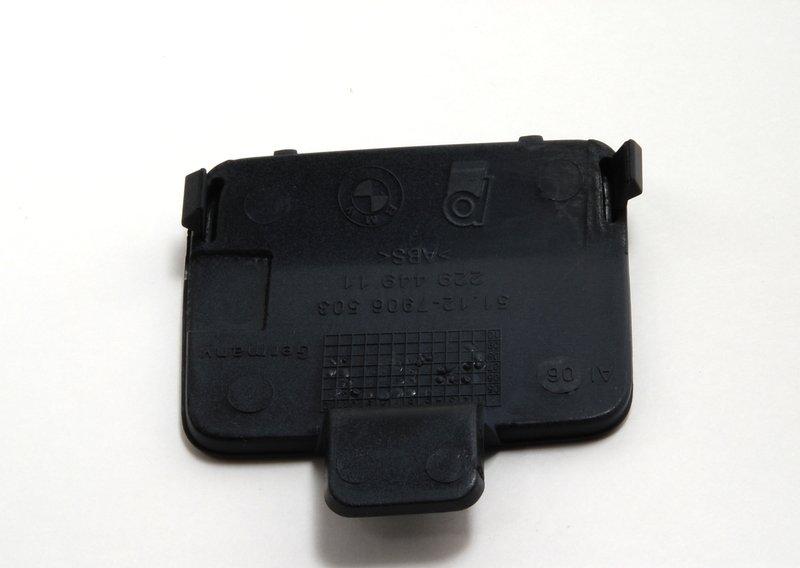 Крышка буксирной проушины загрунтов.