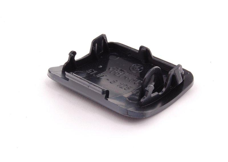 Крышка буксирной проушины загрунтов.