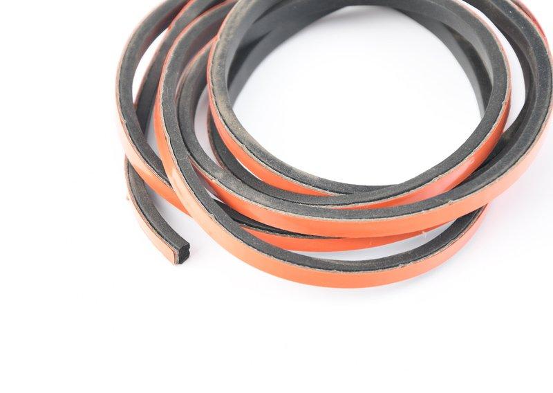 Упл.прокладка накладки багажной двери