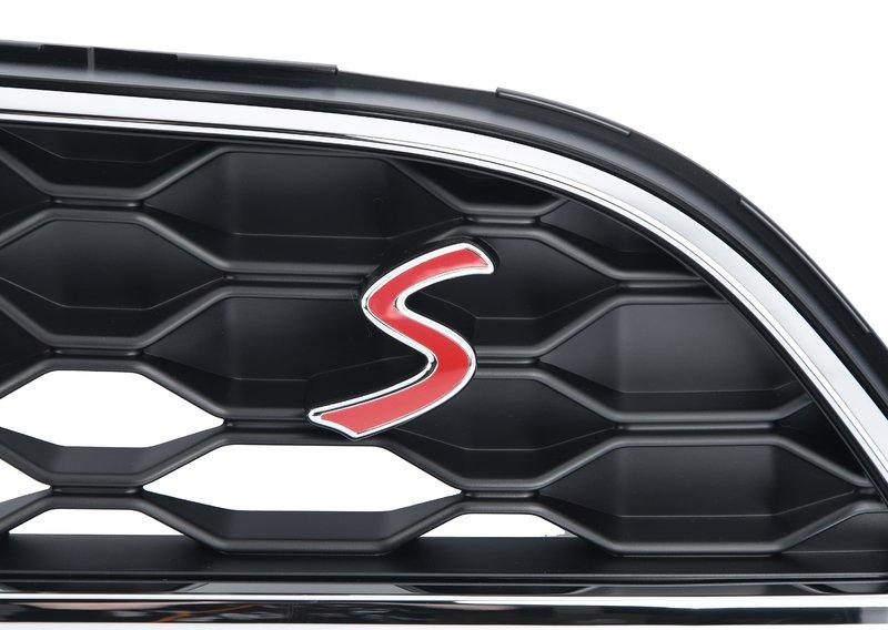 Декоративная решетка капота