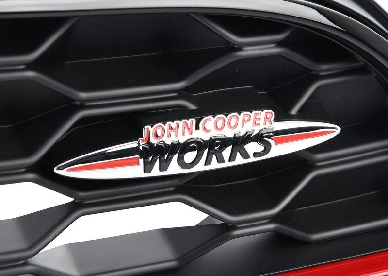 Декоративная решетка капота