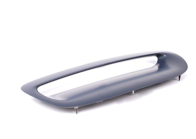 Воздухозаборник капота, загрунтованный