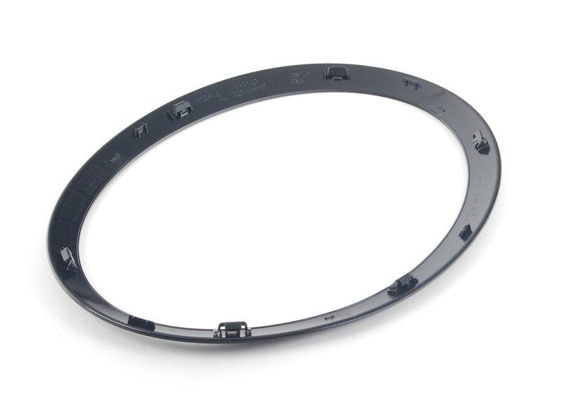 F57/F55/F56 Декоративная розетка фары правая (черная)