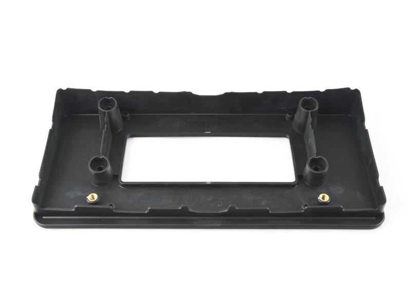 Табличка с номерным знаком впереди