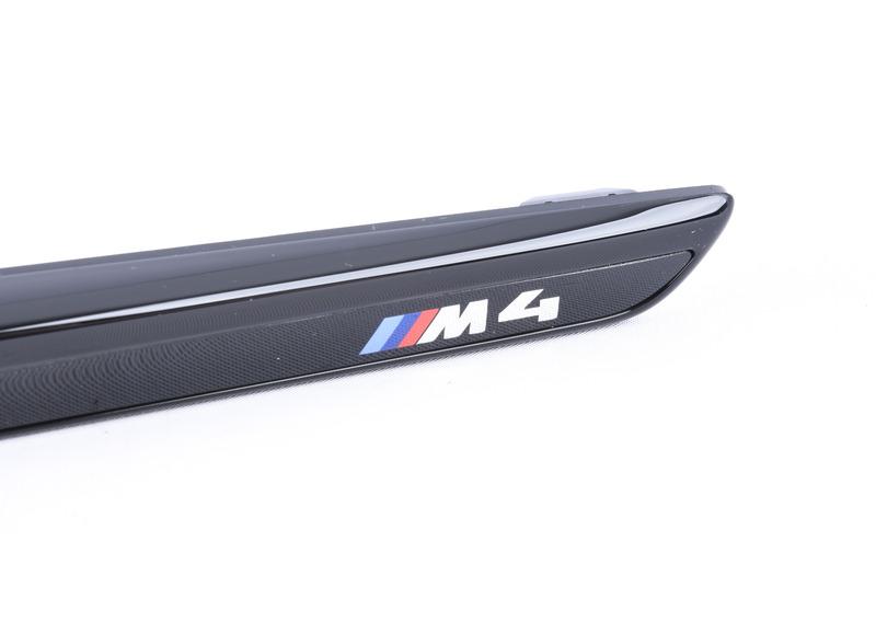 Шильдик M4 на крыло левый