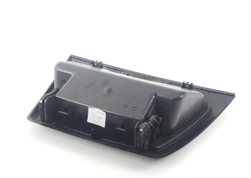 Ящик для мелких вещей в панели приборов