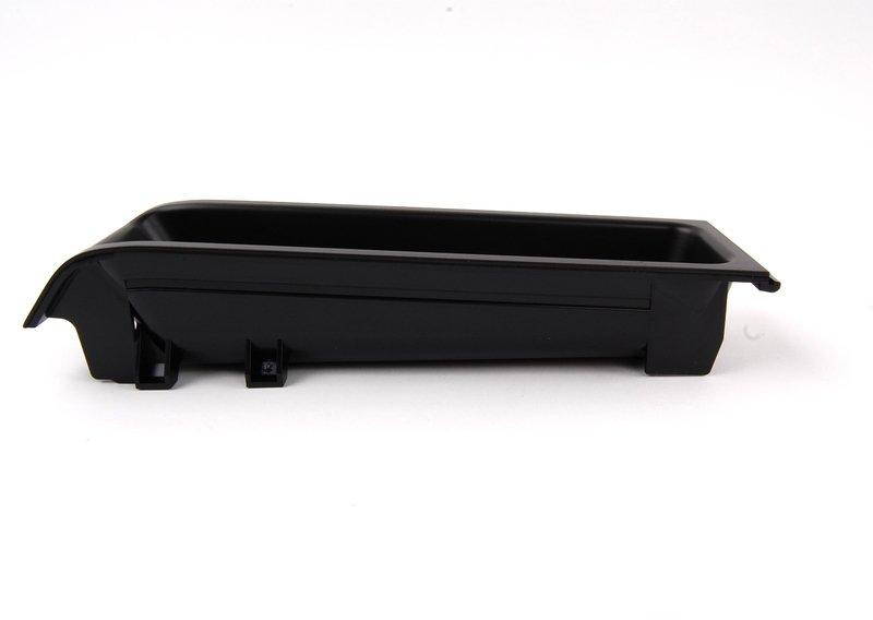 Ниша в среднем подлокотнике