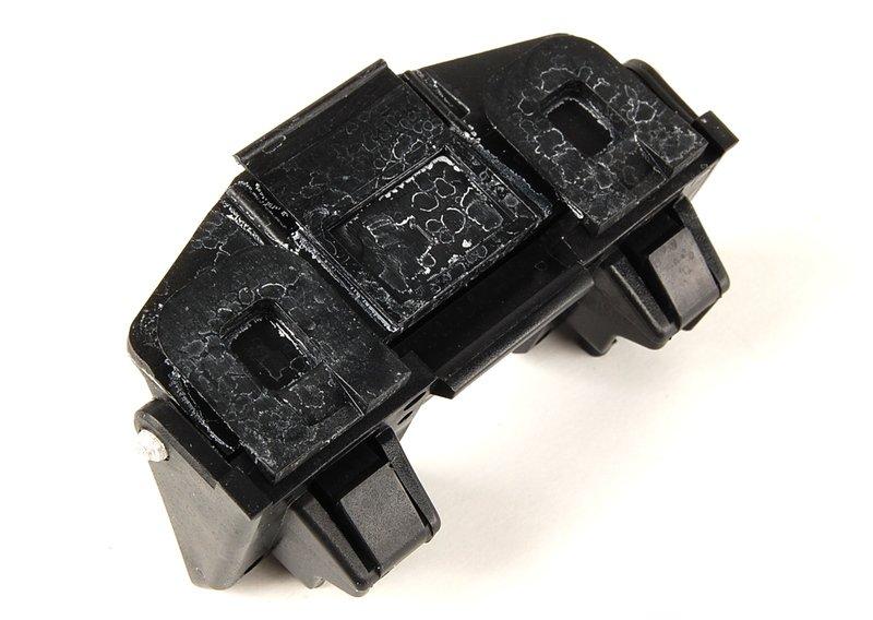 Петля лючка топливного бака