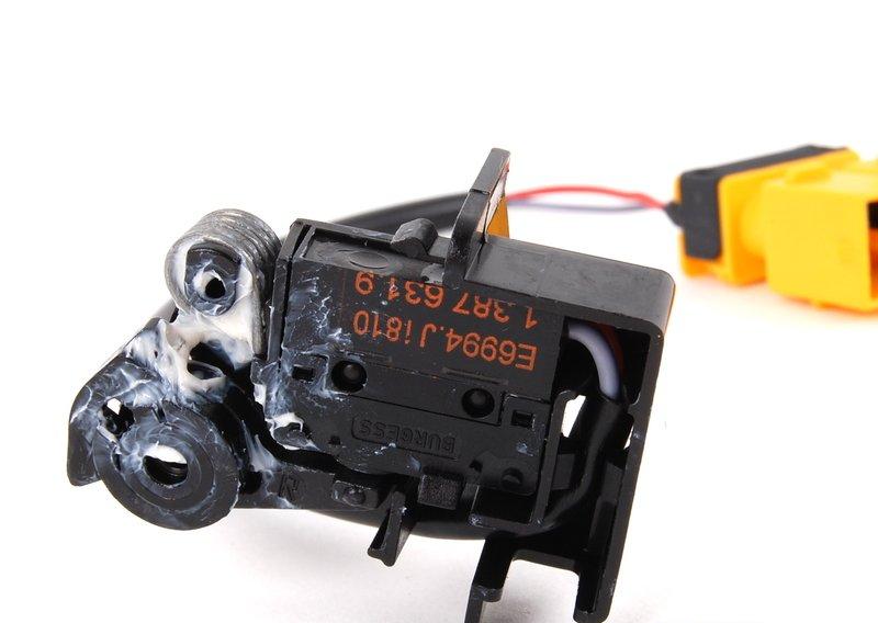 Микровыключатель замка двери справа