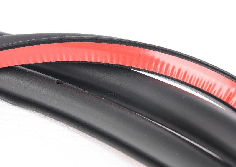 Уплотнитель двери сзади