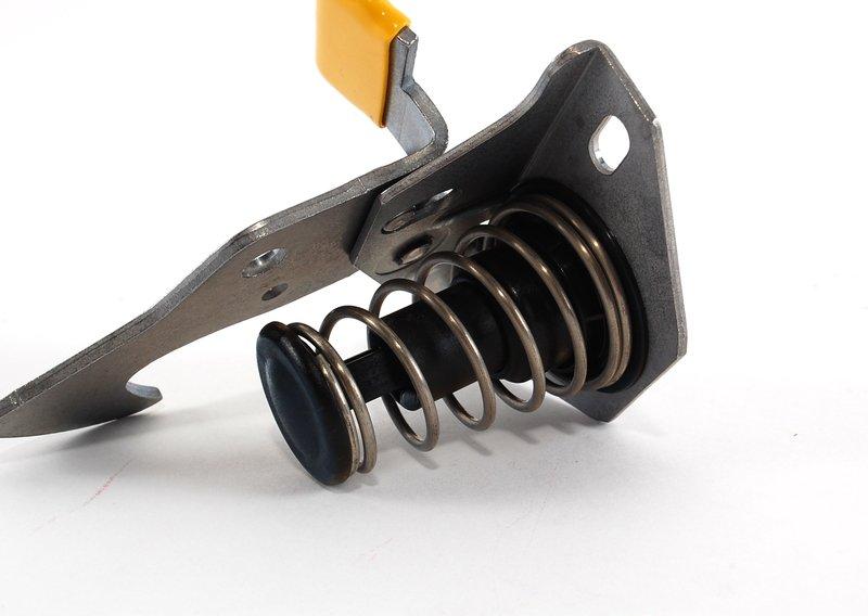 Захватный крюк капота