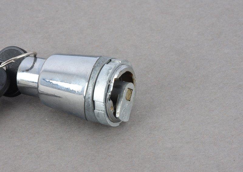 Запорный механизм багажн.двери с ключом