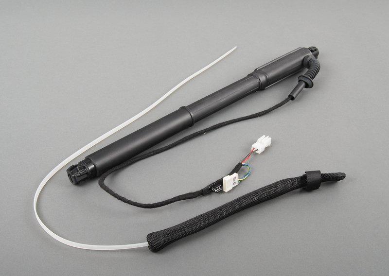 E70 правый доводчик багажной двери