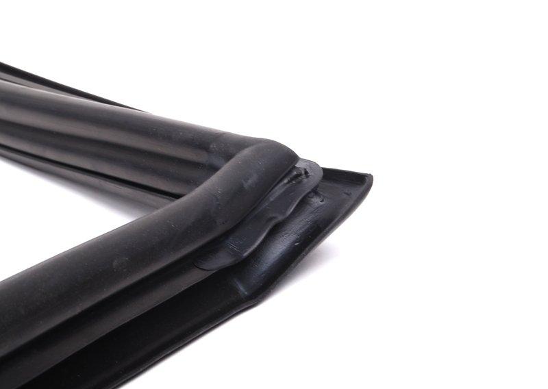 Уплотнитель заднего стекла