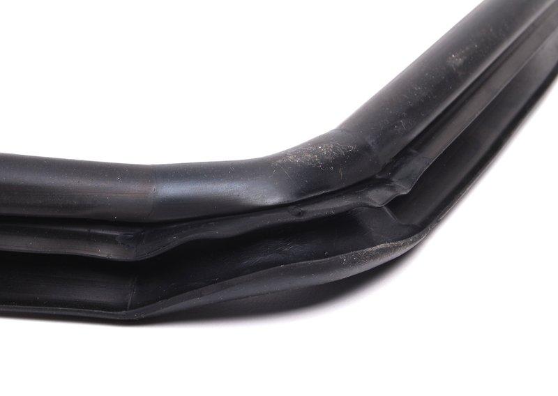 Уплотнитель заднего стекла