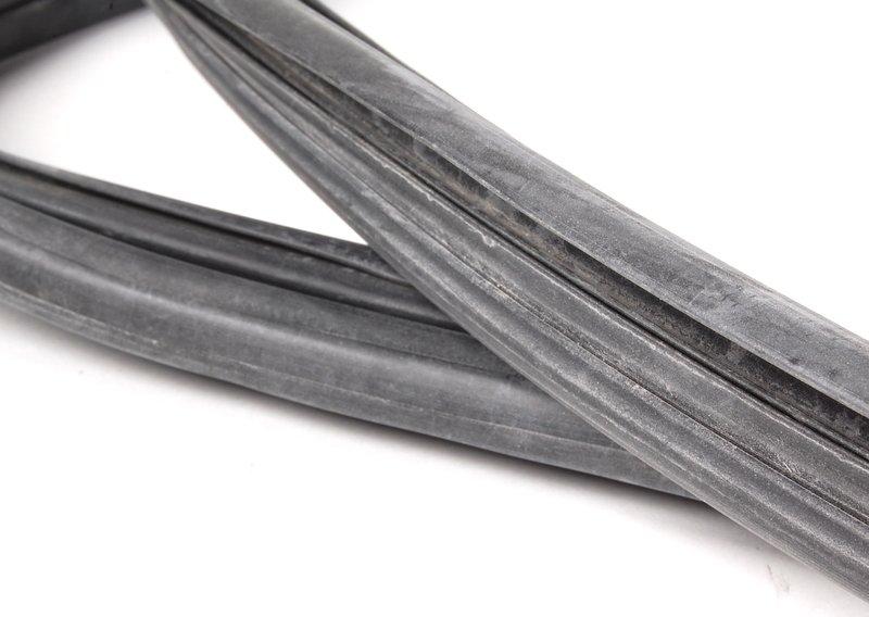 Уплотнитель заднего стекла