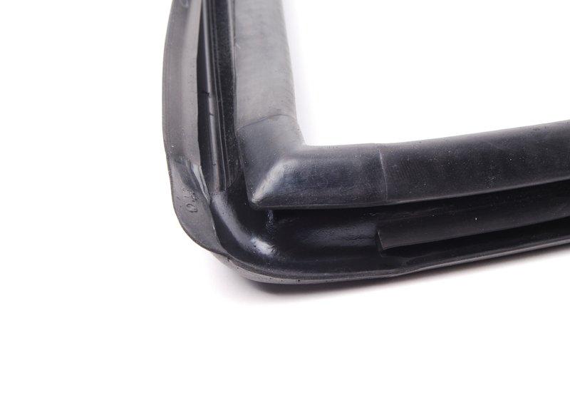 Уплотнитель заднего стекла