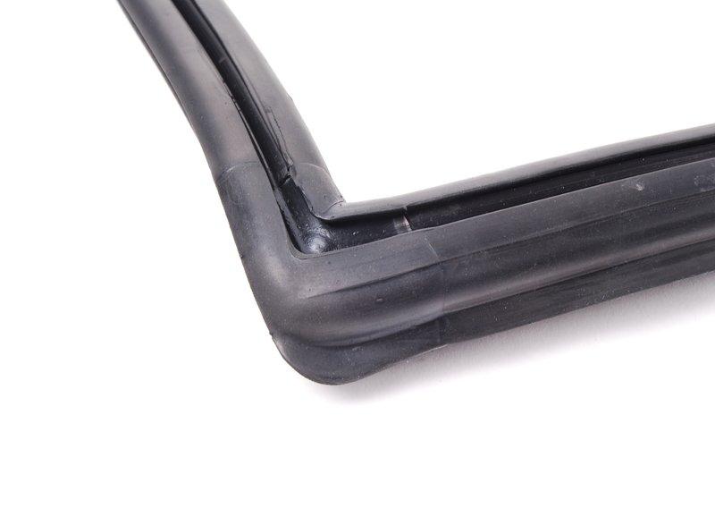 Уплотнитель заднего стекла